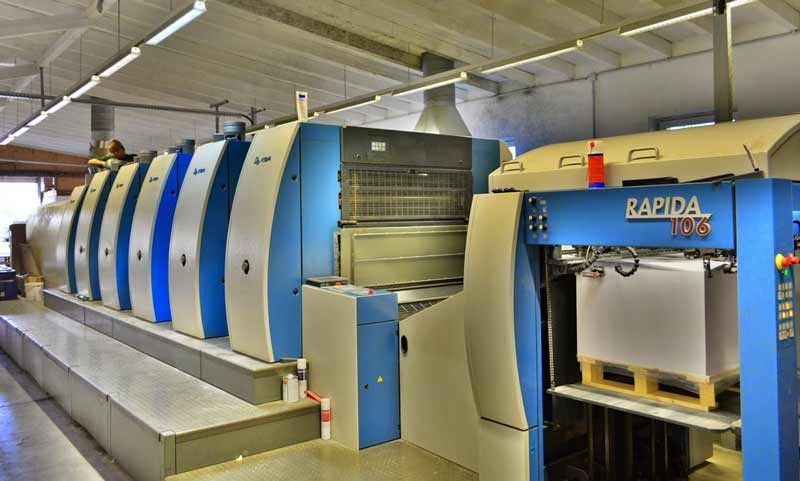 Die Infografik zum Offsetdruck
            zeigt das Verfahren der Übertragung der vier
            Druckfarben cmyk auf das zu bedruckende Papier.